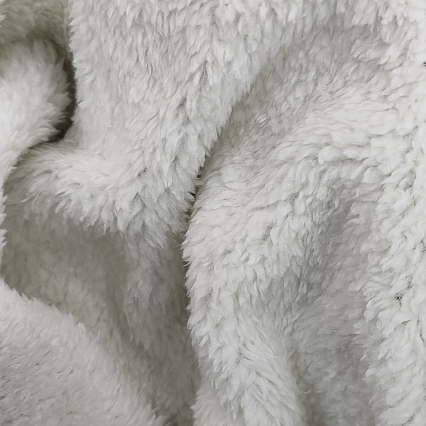 Enterito Infantil Blanco de Conejito 🐰 – Tejido Polar Verboa, con Orejitas y Colita