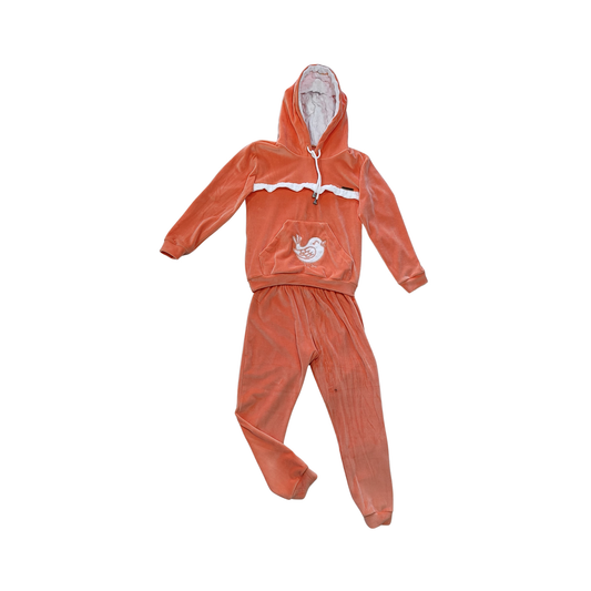 Conjunto Plush Salmón – Blusita Canguro con Bordado + Pantalón con Detalles en Velboa Soft
