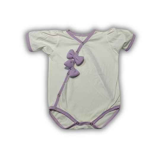 Body de Algodón Blanco con Detalles en Violeta – Dulce, Fresco y Encantador