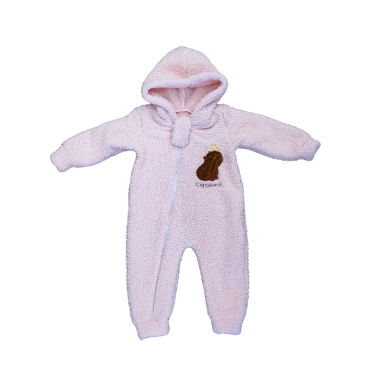 Enterito Rosa con Bordado de Capibara 🐾 – Tejido Peluche Verboa, con Capucha